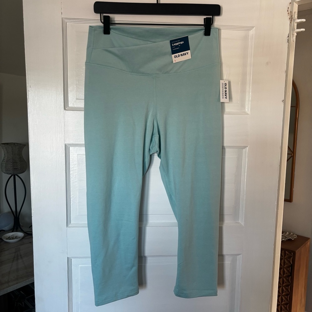 NWT Old Navy Extra High-Waisted CloudComfy Crop Leggings